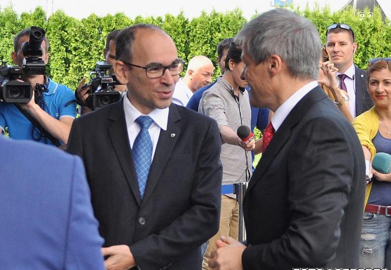 Dacian Ciolos la Mioveni, alaturi de seful Dacia. Yves Caracatzanis, Foto: AGERPRES