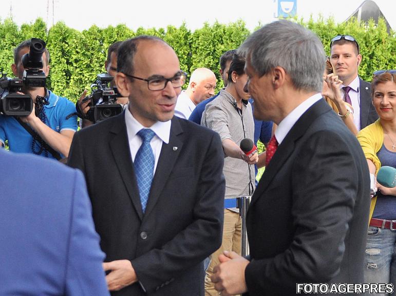 Dacian Ciolos la Mioveni, alaturi de seful Dacia. Yves Caracatzanis, Foto: AGERPRES