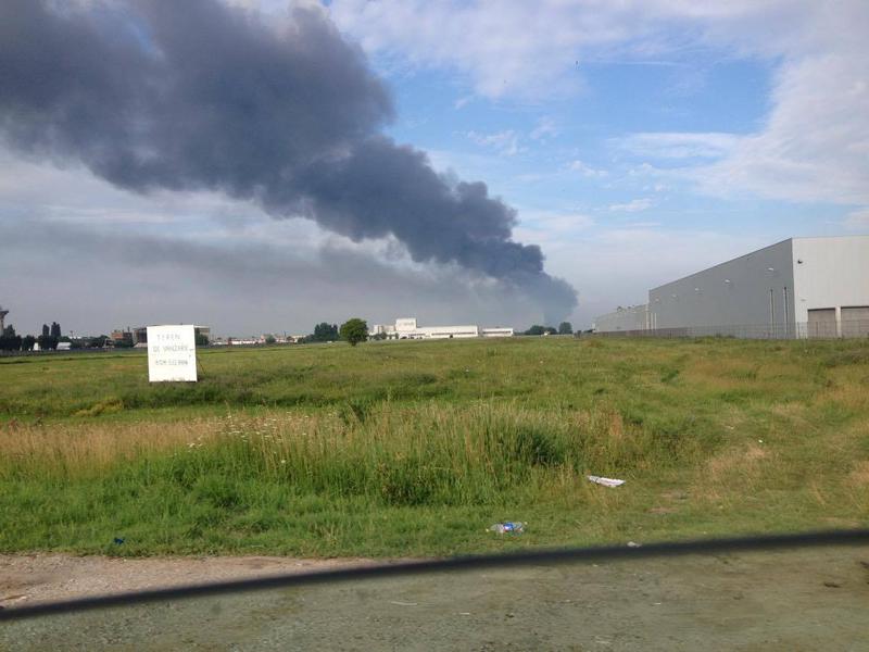 Incendiul la fabrica de pantofi Jilava a ridicat luni un fum gros deasupra capitalei, Foto: cititor HotNews