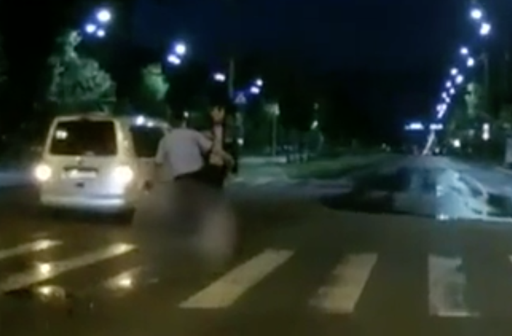 Un tanar ar fi fost batut de politie pe Blvd Unirii, Foto: Captura Digi 24