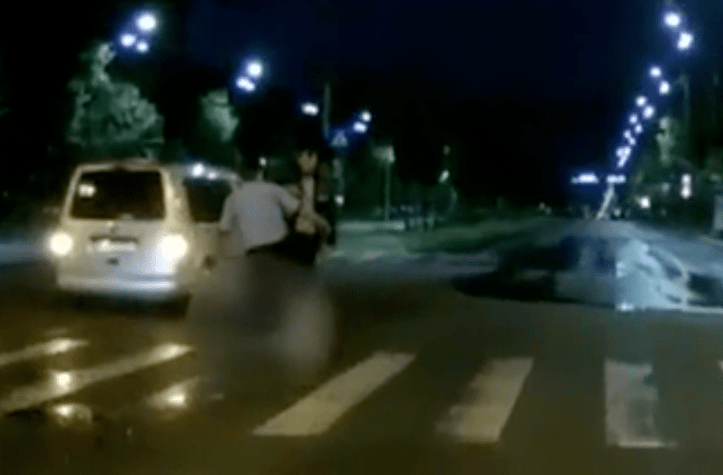 Un tanar ar fi fost batut de politie pe Blvd Unirii, Foto: Captura Digi 24