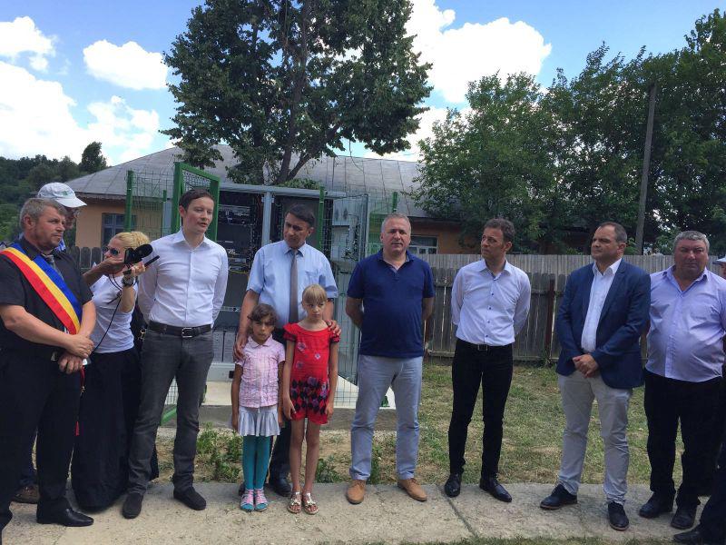 Oficiali MCSI si ai Telekom, la finalizarea retelei Ro-Net in Vaslui, Foto: Telekom Romania
