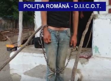 Tanar sechestrat si legat cu lanturi, Foto: DIICOT