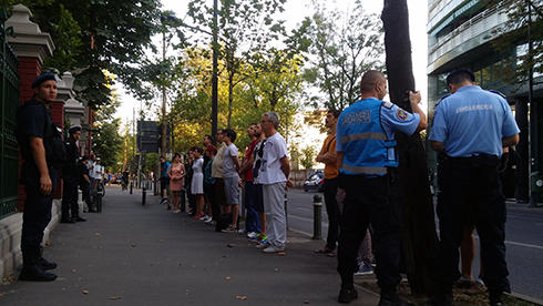 Oameni protestand in fata ambasadei Turciei, Foto: Hotnews
