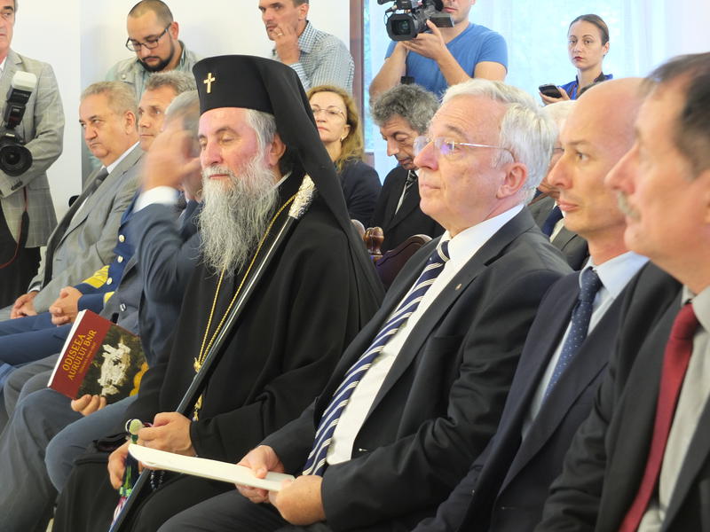 In urma cu doua zile, Olteanu il insotea pe Mugur Isarescu intr-o vizita la Manastirea Tismana, Foto: Hotnews