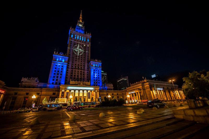 Sigla NATO proiectata pe o cladire sovietica din centrul Varsoviei, Foto: NATO