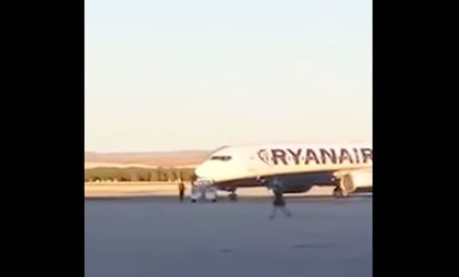 Pasager alergand pe pista, pentru a prinde avionul, Foto: Captura YouTube