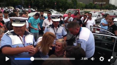 Politisti apostrofati de multime, Foto: Captura Facebook