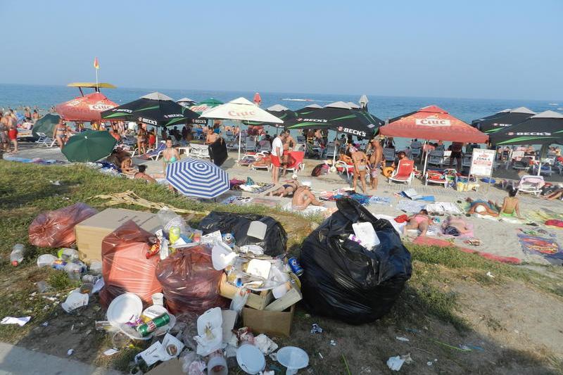 Gunoaie langa plaja la Costinesti, Foto: info sud est