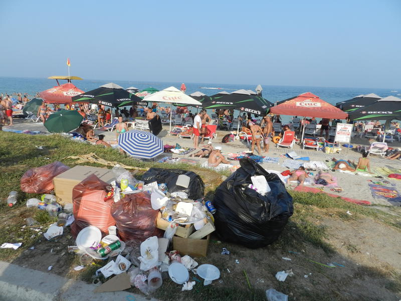 Gunoaie langa plaja la Costinesti, Foto: info sud est