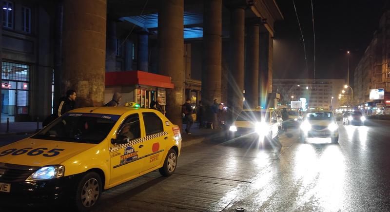 Taxiuri care asteapta in fata Garii de Nord, Foto: Hotnews