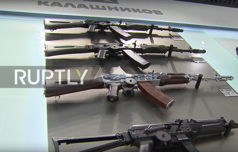 Magazin de suveniruri Kalasnikov, Foto: Captura Ruptly TV