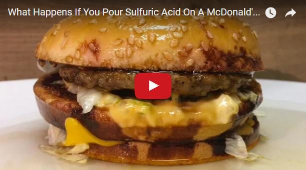 Ce se intampla daca torni acid sulfuric peste un hamburger, Foto: Captura YouTube
