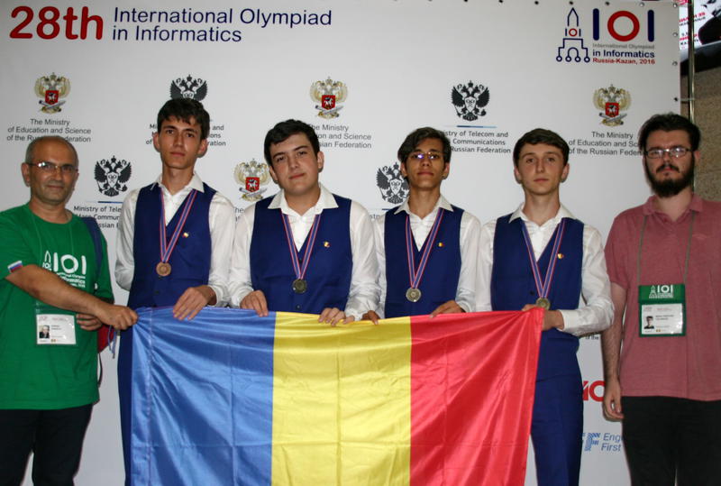 Lotul de informatica si profesorii coordonatori, Foto: edu.ro