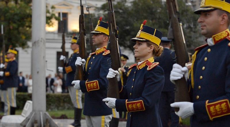 Militari in fata Cercului Militar, Foto: Hotnews