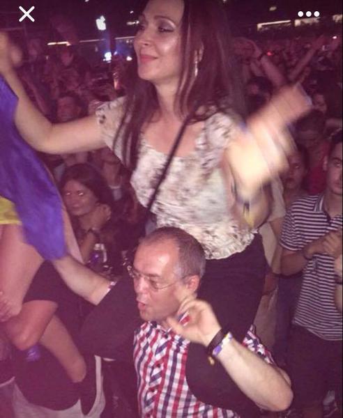 Emil Boc, cu sotia pe umeri la Untold, Foto: captura facebook