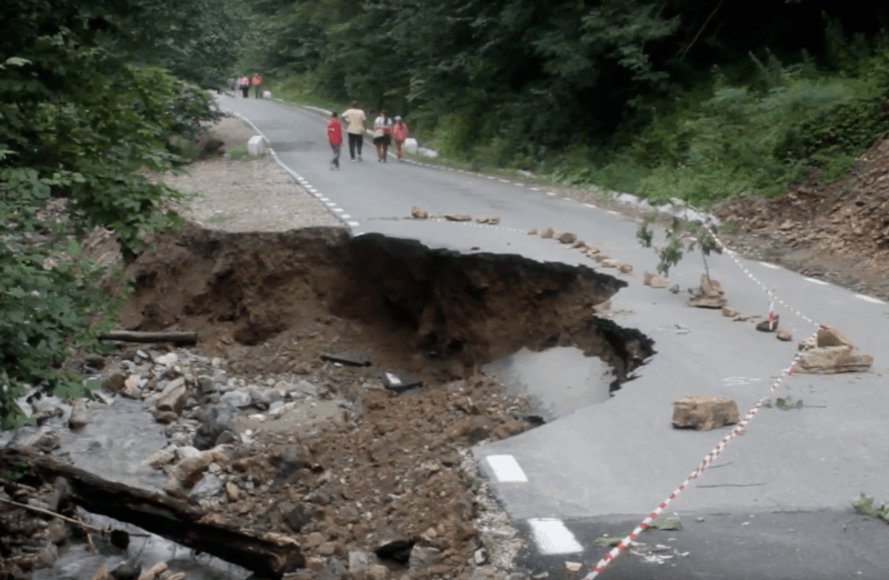 Soseaua spre Sarmizegetusa, distrusa de ape, Foto: Captura YouTube