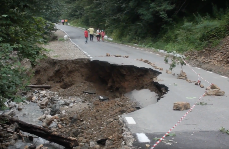 Soseaua spre Sarmizegetusa, distrusa de ape, Foto: Captura YouTube