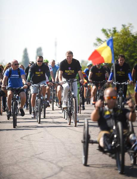 Klaus Iohannis a participat la campania "Pedalam pentru Invictus", Foto: Facebook - Klaus Iohannis