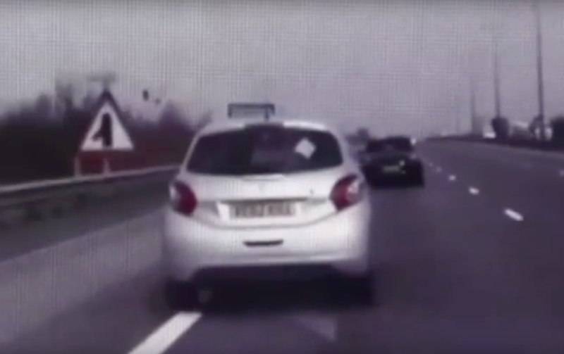 Peugeot in mers, cu o femeie lesinata la volan, oprit cu ajutorul masinii de politie, Foto: Captura YouTube