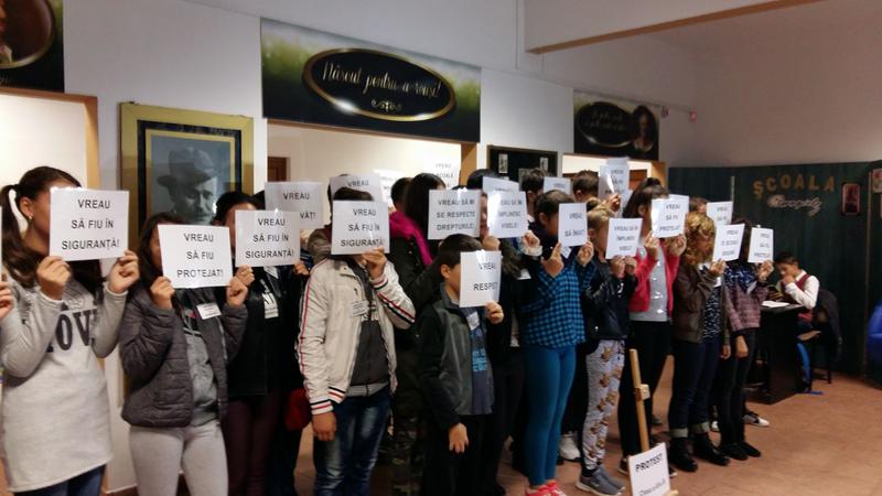 Protestul de la Pitesti, Foto: Facebook / 29 de copii in pericol