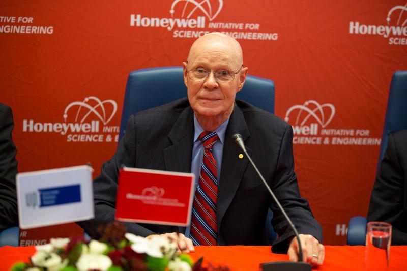 Robert Wilson, laureat al premiului Nobel pentru fizica in 1978, Foto: Honeywell