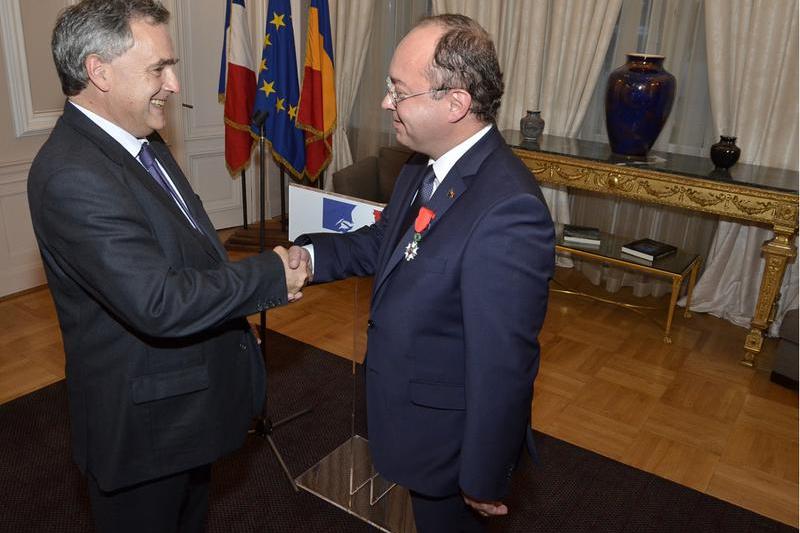 Bogdan Aurescu primind distinctia Cavaler al legiunii de Onoare a Frantei, Foto: Ambasada Frantei
