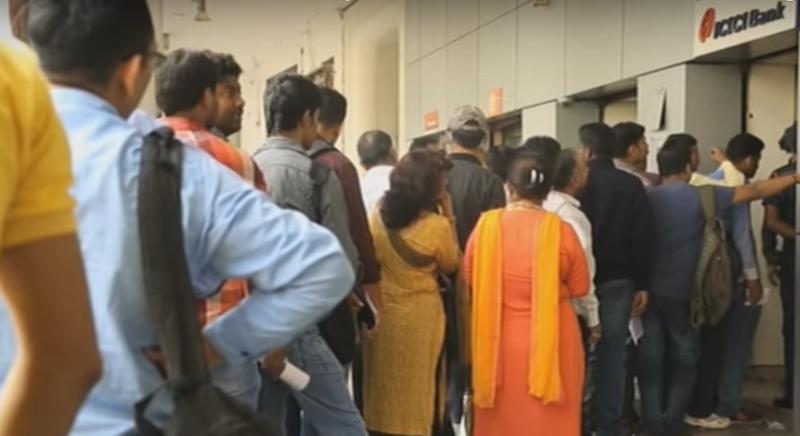 Cozi enorme la bancile din India, Foto: CCTV