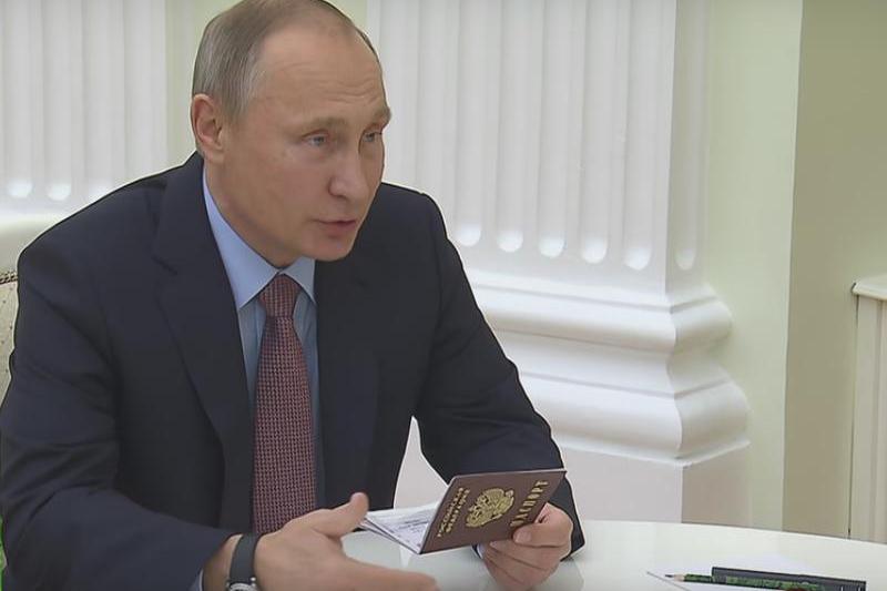 Putin cu pasaportul rusesc al lui Seagal, Foto: Russia Today