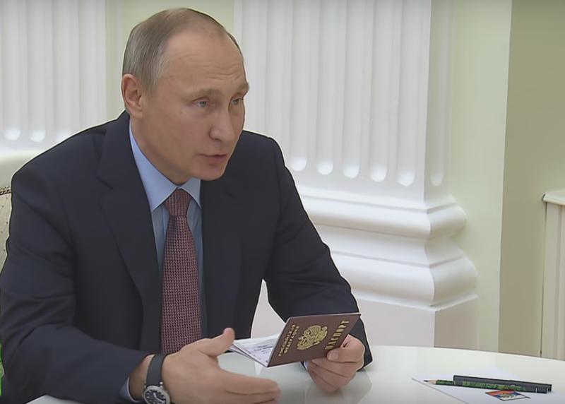 Putin cu pasaportul rusesc al lui Seagal, Foto: Russia Today