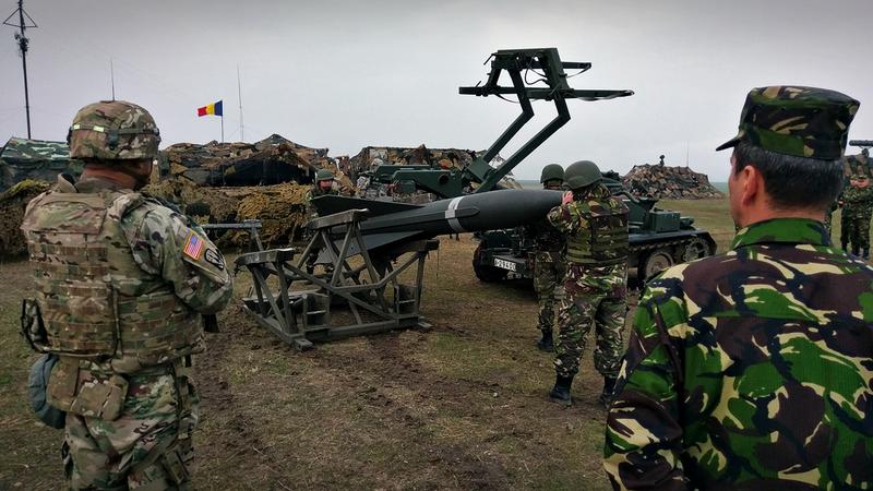 Militari romani manevrand o racheta Hawk, Foto: HotNews.ro / Victor Cozmei