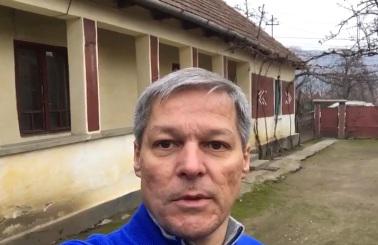 Dacian Ciolos in curtea casei din Pericei, Foto: Facebook.com