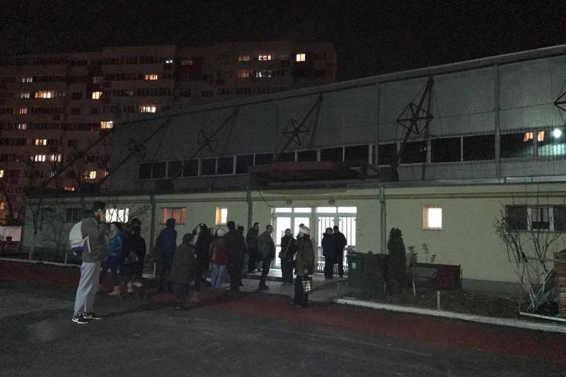 Sectia de vot de la liceul Vianu in intuneric, Foto: Hotnews