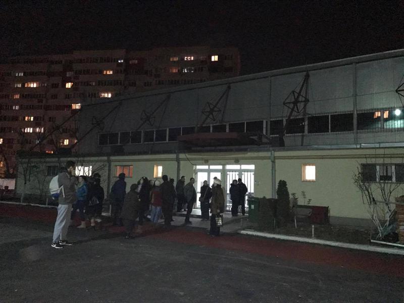 Sectia de vot de la liceul Vianu in intuneric, Foto: Hotnews