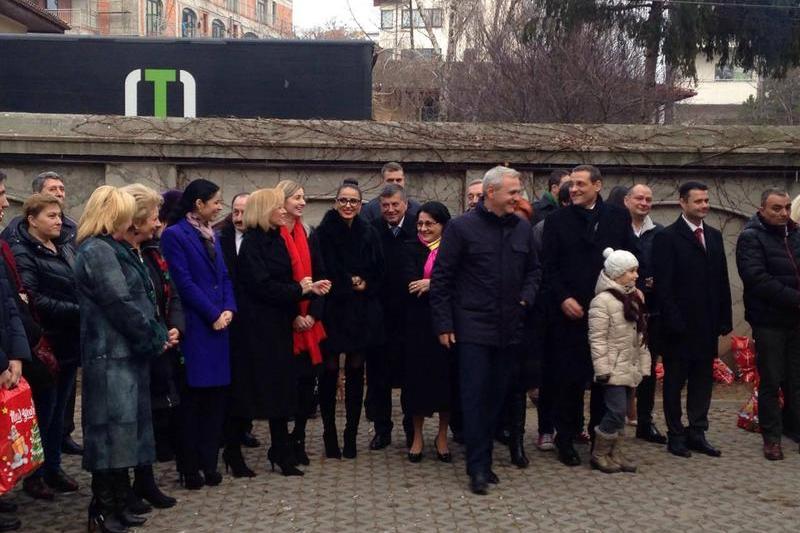 Liviu Dragnea si liderii PSD cu colindatori, Foto: Hotnews