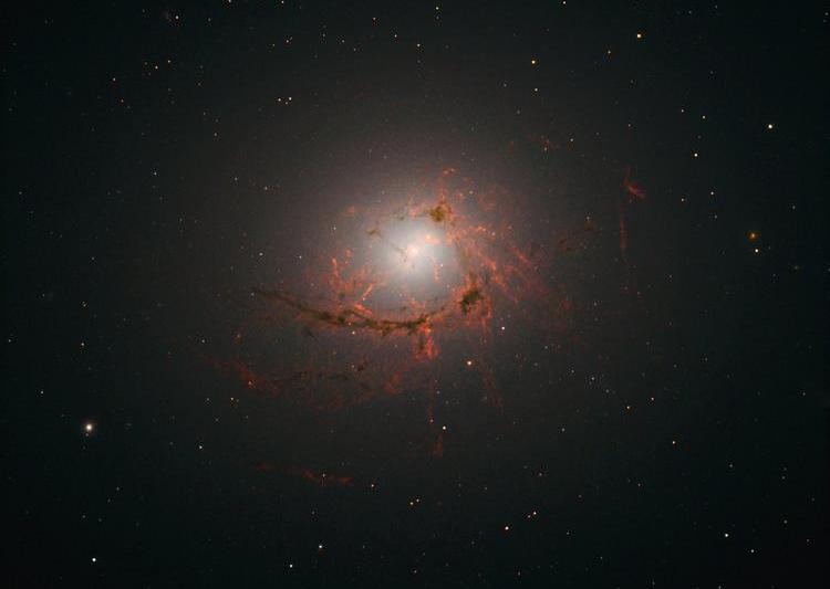 Galaxia NGC 4696, Foto: NASA, ESA, Andy Fabian