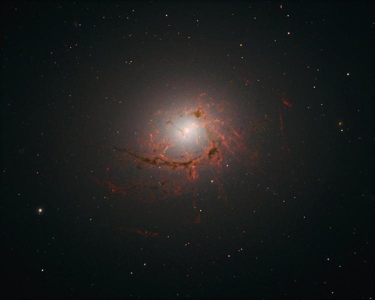 Galaxia NGC 4696, Foto: NASA, ESA, Andy Fabian