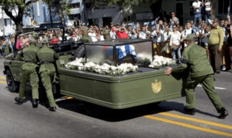 Masina cu cenusa lui Fidel Castro, impinsa de soldati, Foto: Captura YouTube