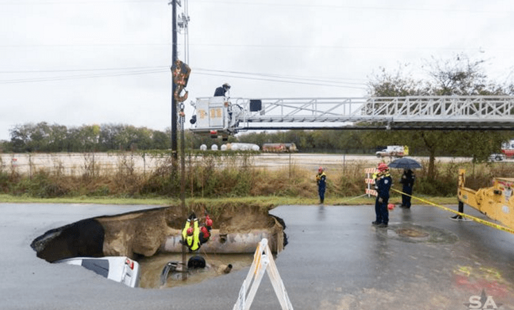 Groapa uriasa pe o sosea din Texas, Foto: captura mirror.co.uk