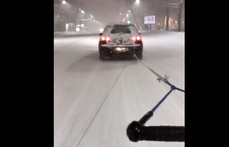 Cu snowboardul pe Magheru, Foto: captura facebook