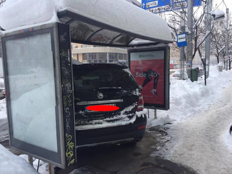 FOTO Un bucurestean si-a parcat masina intr-o statie RATB / UPDATE ...