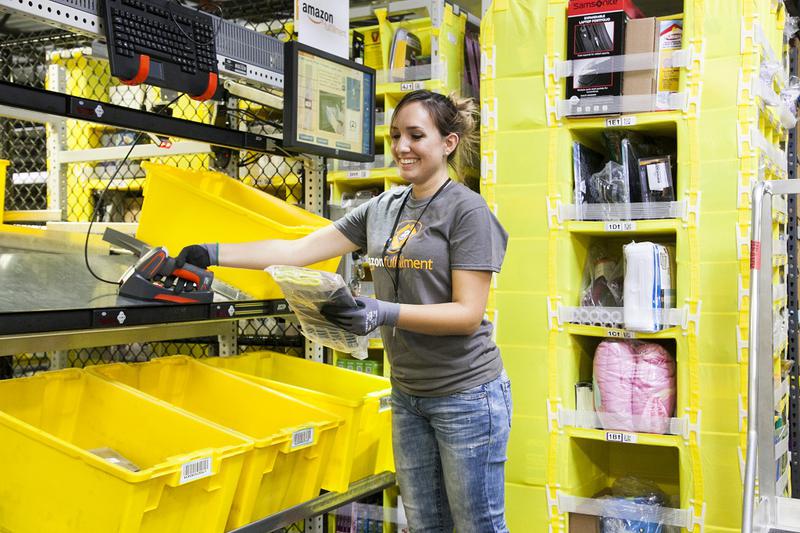 Angajata intr-un centru de distributie Amazon, Foto: Amazon