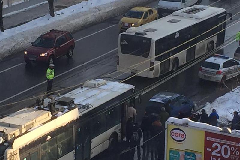 Masina care blocheaza traficul, Foto: Facebook / Alin Alecu