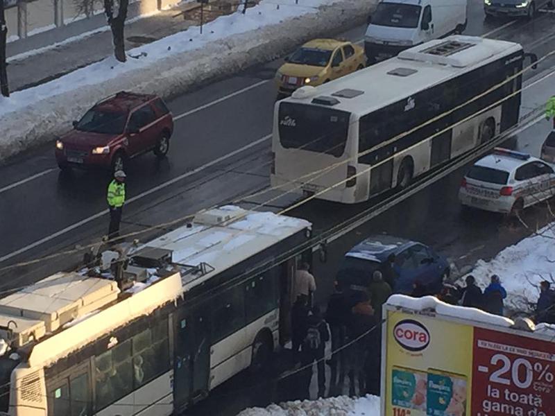 Masina care blocheaza traficul, Foto: Facebook / Alin Alecu