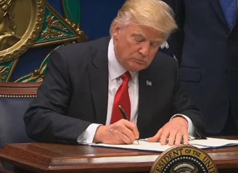 Trump semnand interdictia de intrare in SUA a cetatenilor din 7 tari, Foto: Captura euronews