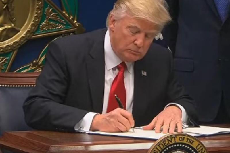 Trump semnand interdictia de intrare in SUA a cetatenilor din 7 tari, Foto: Captura euronews