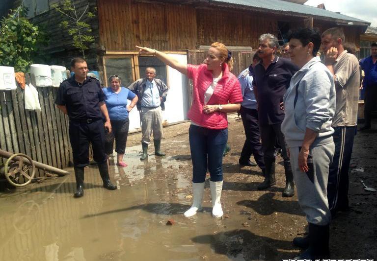 Carmen Daniela Dan la inundatii in Teleorman in 2014, Foto: AGERPRES