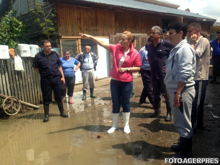Carmen Daniela Dan la inundatii in Teleorman in 2014, Foto: AGERPRES