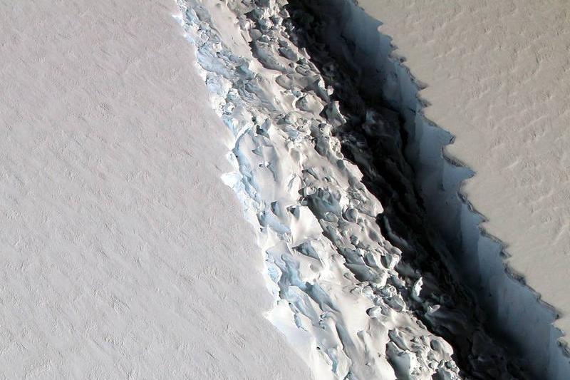 Fisura in Banchiza Larsen in Antarctica ce va duce la crearea unui isberg enorm, Foto: NASA