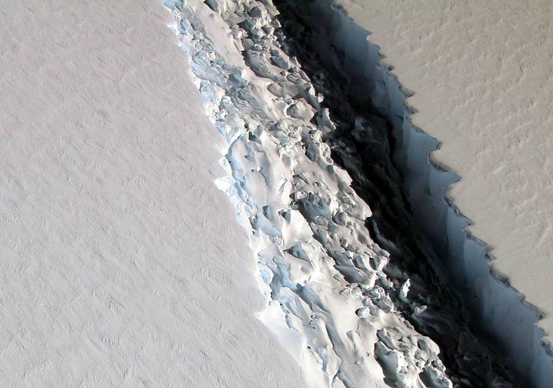 Fisura in Banchiza Larsen in Antarctica ce va duce la crearea unui isberg enorm, Foto: NASA